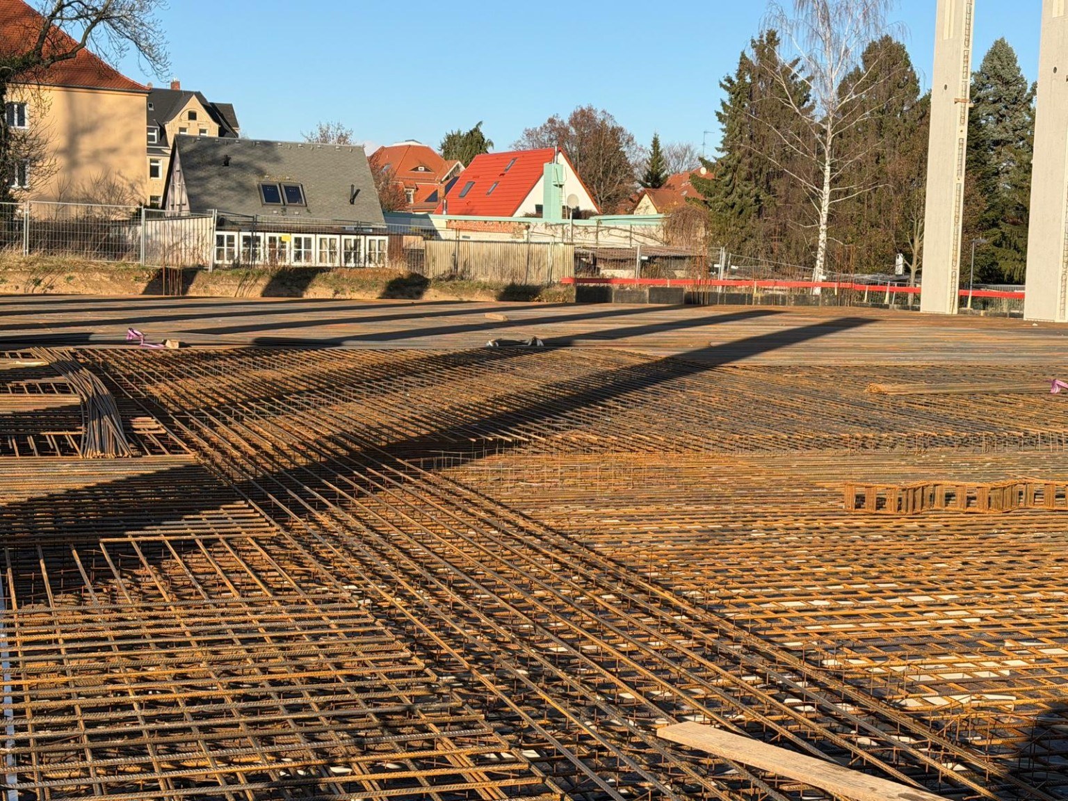 Großflächige Bewehrung auf einer Baustelle